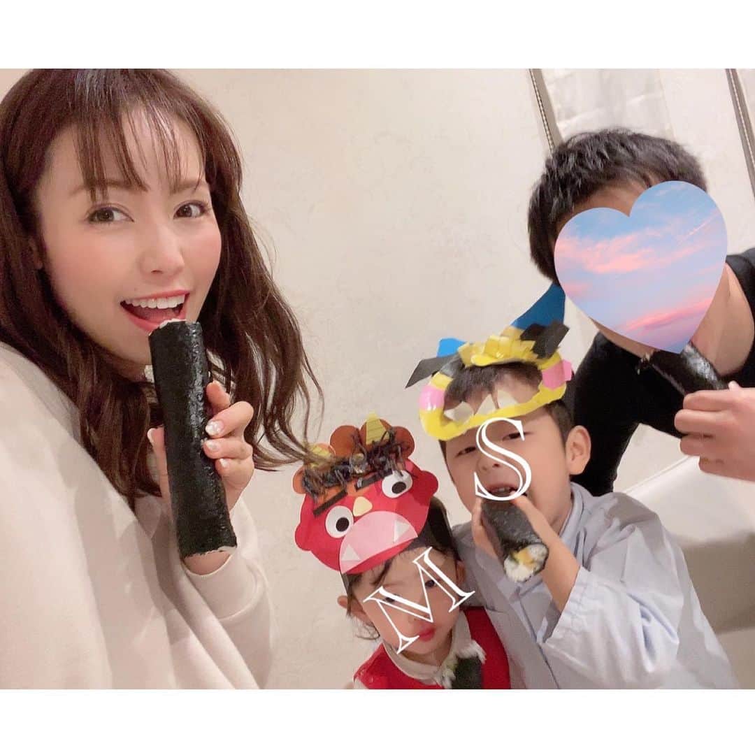 澤野井香里のインスタグラム：「今年は#南南東 を向いてみんなで#まるかぶり ✨ わちゃわちゃすぎて無言のまま1本食べ切れるなんて絶対無理だけど💦w  幼稚園で作ってきた鬼のお面👹をかぶって、豆まき🌿 最初はパパ鬼と楽しく戯れてたのに、最後は怖くて2人ともギャン泣き🤣  怖がって泣いてくれるのも今だけだと思うと可愛すぎて😂💕  今年も家族みんな健康で幸せに暮らせますように♡  #ks_21✨ #節分 #恵方巻き　#おうちごはん　#年少　#兄妹　#👦🏼🧒🏼 #S⭐️_ #M🍒_  #s⭐️m」