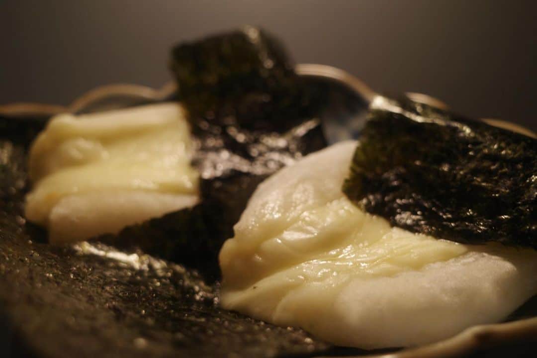 高垣麗子さんのインスタグラム写真 - (高垣麗子Instagram)「・ ・ ・  キメが細かく粘りが強い美味しいお餅！✨  チーズ＋海苔＋醤油でいただきました  お正月じゃなくても冬じゃなくても、お餅は一年中食べたいほど好きです✨  朝から元気😋  ・ ・ #餅 #チーズ餅」2月4日 7時58分 - reikotakagaki