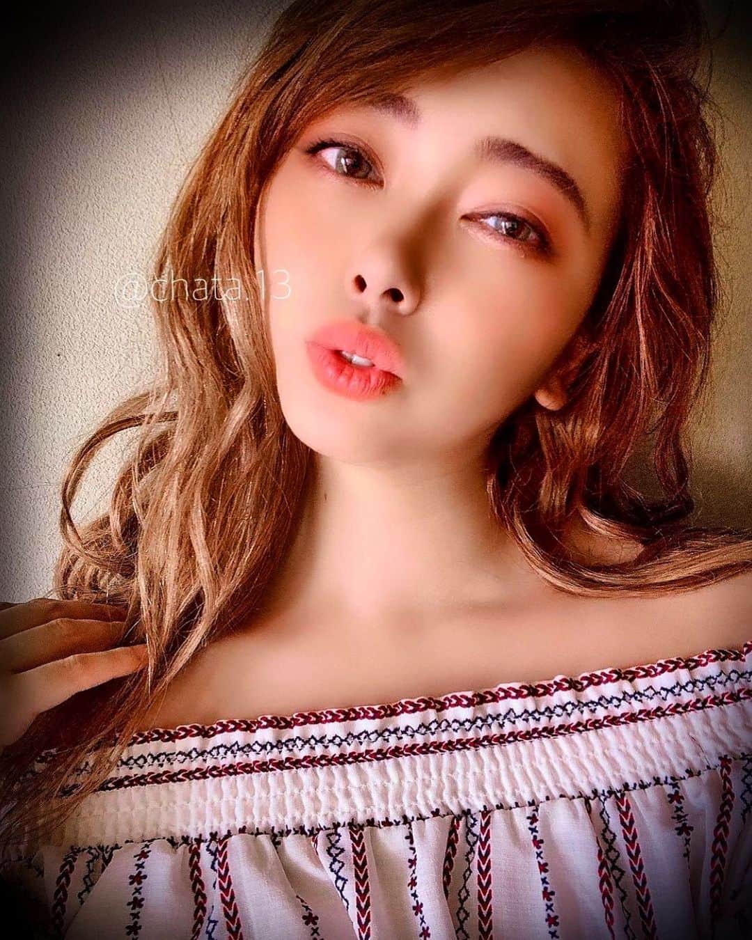 のインスタグラム：「ども。アプリ詐欺です。あっ、もーバレてたか🤣🥺💖笑笑🐷🐖🐽  それはさておき…  あったかくなると髪色明るくしたくなる。  派手ガミは不人気で田舎だとすごく目立って浮いてたけど、グラデーションハイライトロングヘア外人風な感じで結構良かった。  エクステって素敵。  ウィッグはやはり長時間すると首が凝り、頭が痛くなります🤣  この時もショートヘアで、70〜80本でこの通りロングに。。。  髪型だけでもイメージは変えられる。  雰囲気だけでも外人風！！！！！   #ギャル #ヘアメイク #外人風ヘア #ヘアスタイル #外人風カラー #外人風 #エロカワ  #myworld #hairstyle #beautifulgirls #美男美女と繋がりたい #maravilhosa #派手髪 #asiangirls #linda #beautiful #美容好きな人と繋がりたい #グラデーションカラー #グラデーションハイライト #お姉さん #あざとい #instafashion #japanesegirl #自撮り #데일리코디 #アニメ好きな人と繋がりたい #グラデーションヘアー #エロ可愛い #gorgeous #エクステ   @c.h.a.t.a.13」