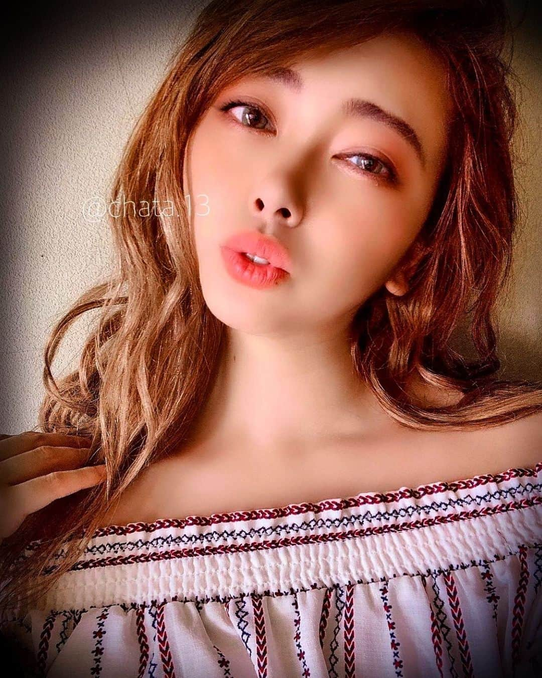 ちゃたさんのインスタグラム写真 - (ちゃたInstagram)「ども。アプリ詐欺です。あっ、もーバレてたか🤣🥺💖笑笑🐷🐖🐽  それはさておき…  あったかくなると髪色明るくしたくなる。  派手ガミは不人気で田舎だとすごく目立って浮いてたけど、グラデーションハイライトロングヘア外人風な感じで結構良かった。  エクステって素敵。  ウィッグはやはり長時間すると首が凝り、頭が痛くなります🤣  この時もショートヘアで、70〜80本でこの通りロングに。。。  髪型だけでもイメージは変えられる。  雰囲気だけでも外人風！！！！！   #ギャル #ヘアメイク #外人風ヘア #ヘアスタイル #外人風カラー #外人風 #エロカワ  #myworld #hairstyle #beautifulgirls #美男美女と繋がりたい #maravilhosa #派手髪 #asiangirls #linda #beautiful #美容好きな人と繋がりたい #グラデーションカラー #グラデーションハイライト #お姉さん #あざとい #instafashion #japanesegirl #自撮り #데일리코디 #アニメ好きな人と繋がりたい #グラデーションヘアー #エロ可愛い #gorgeous #エクステ   @c.h.a.t.a.13」2月4日 8時04分 - c.h.a.t.a.13