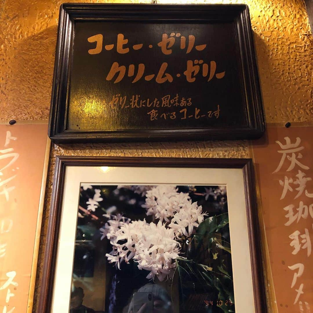 能町みね子さんのインスタグラム写真 - (能町みね子Instagram)「#喫茶メモ 大森駅東口 ルアン/ 生クリームの薔薇が回転する「ベルサイユのばら」(メニュー名)。店構えも絨毯もすばらしいし文字もすばらしいしまだ2階も営業してて最高、近所なら通うのに」2月4日 8時04分 - nmcmnc