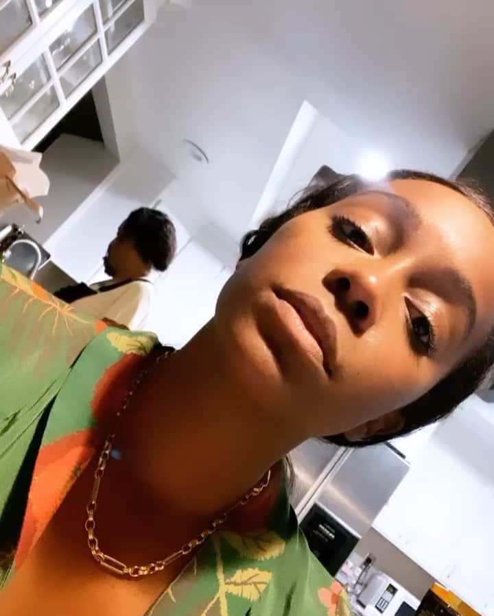 アジャ・ナオミ・キングのインスタグラム：「When your phone reminds you of all the fun things you were doing a year ago- like hanging out with family/friends and playing dress up! ❤️😭」