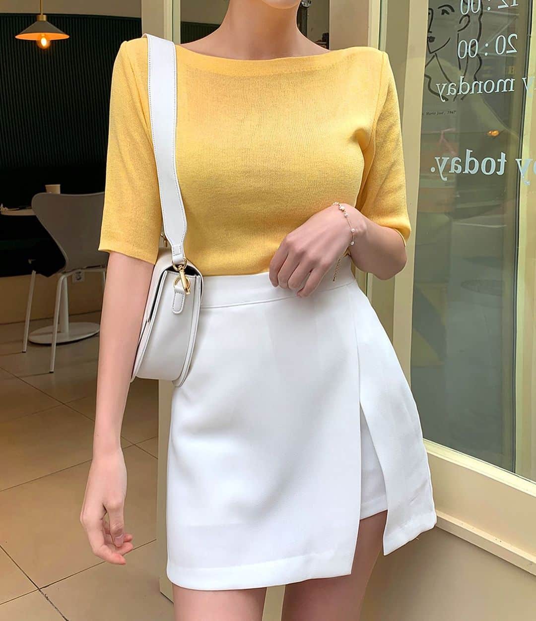 Chuuのインスタグラム：「누적 판매 30,000장 봄이 되면 생각나는 사랑을 부르는 입술넷 5부 knit! 매년 츄멤님들께서 봄이 오면 찾으시는 컬러풀 니트🌸🌷 이번에도 재입고 되었답니다! 지금 츄에서 바로 구매해주세요~  #chuu#츄 #lovely_daily_look_chuu」