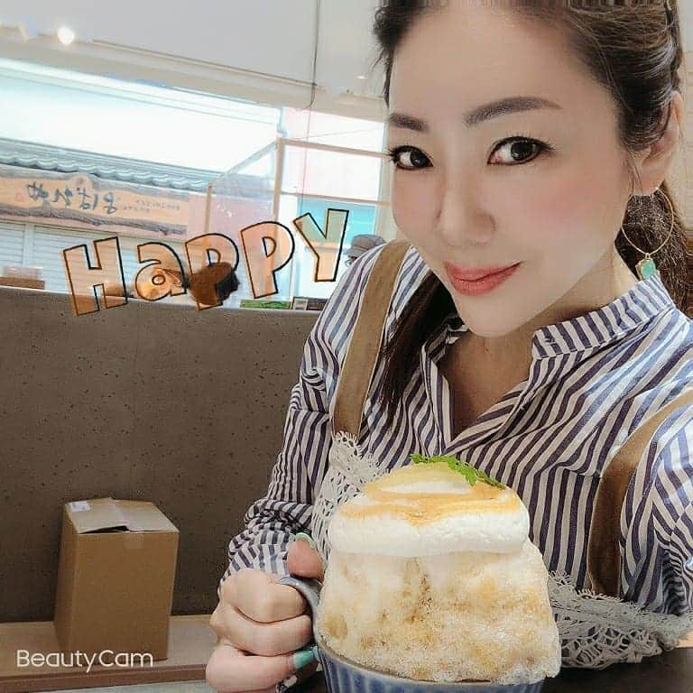 今堀恵理さんのインスタグラム写真 - (今堀恵理Instagram)「奈良で一番行列のお店 かき氷店【ほうせき箱】  @housekibaco   夏だけでなく、冬まで大行列ができる人気かき氷店 夏に行って来たよ～(過去のpic) 関西圏のかき氷ブームに火をつけたお店として知られています  「ほうせき箱」のかき氷の特徴は、「エスプーマ」という食材をムースのような泡状にする手法を取り入れています  いずみちゃんが私の自撮りしてるの横から撮影してた🤣  #かき氷 #奈良旅行 #ほうせき箱 #nara」2月4日 8時17分 - eriimahori