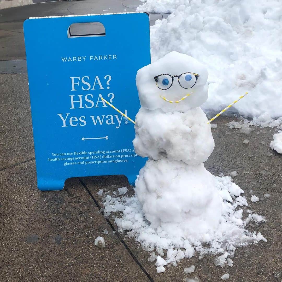 Warby Parkerのインスタグラム：「Our new greeter just blew in 🌬☃️」