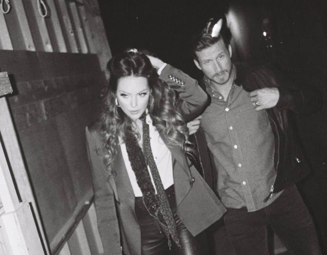 エリザベス・ギリースのインスタグラム：「Mommy & Daddy on their way to serve you a FIFTH season of Dynasty. Congrats all!🥂」