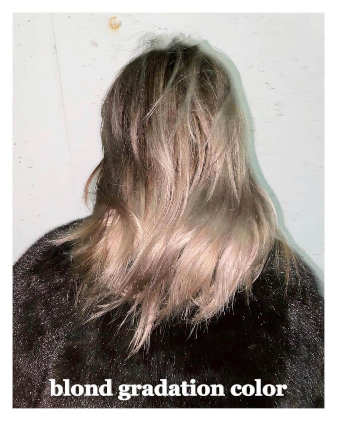 のインスタグラム：「【 blond gradation color！】  化学を理解すると 髪質を守りながら 艶々のブロンドや新しいデザインが生まれます。 blond color のバリエーションはご相談くださいませ。  ケアプロトリートメントもおすすめです。  マンネリ化した気持ちにプラスアルファのオシャレを楽しみたい方は是非！  cut 6 section color / 18000〜  hair designer / @nuuuun123   お写真ありがとうございました！」