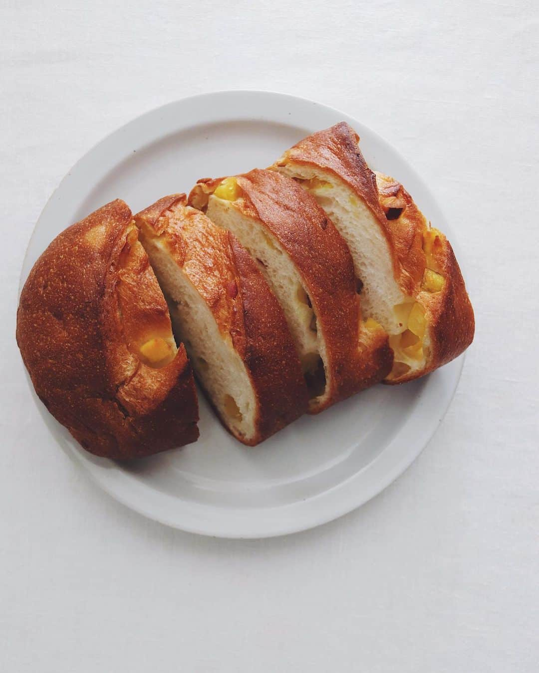 樋口正樹さんのインスタグラム写真 - (樋口正樹Instagram)「oimo bread . タカキベーカリーの 石窯おいもブレッド。 もっちりした生地に 鳴門金時がコロコロ。 トーストするだけで おいしいんですけど あんバターにしたら かなりおいしいはず🤔 . @takaki_bakery_official . . . #石窯おいもブレッド #いもパン #おいも #鳴門金時 #石窯パン #タカキベーカリー #パン部 #パンのある生活 #パン部 #パンスタグラム #パン大好き #パン好きな人と繋がりたい #朝パン #芋好き #お芋 #takakibakery #bread」2月4日 8時34分 - higuccini