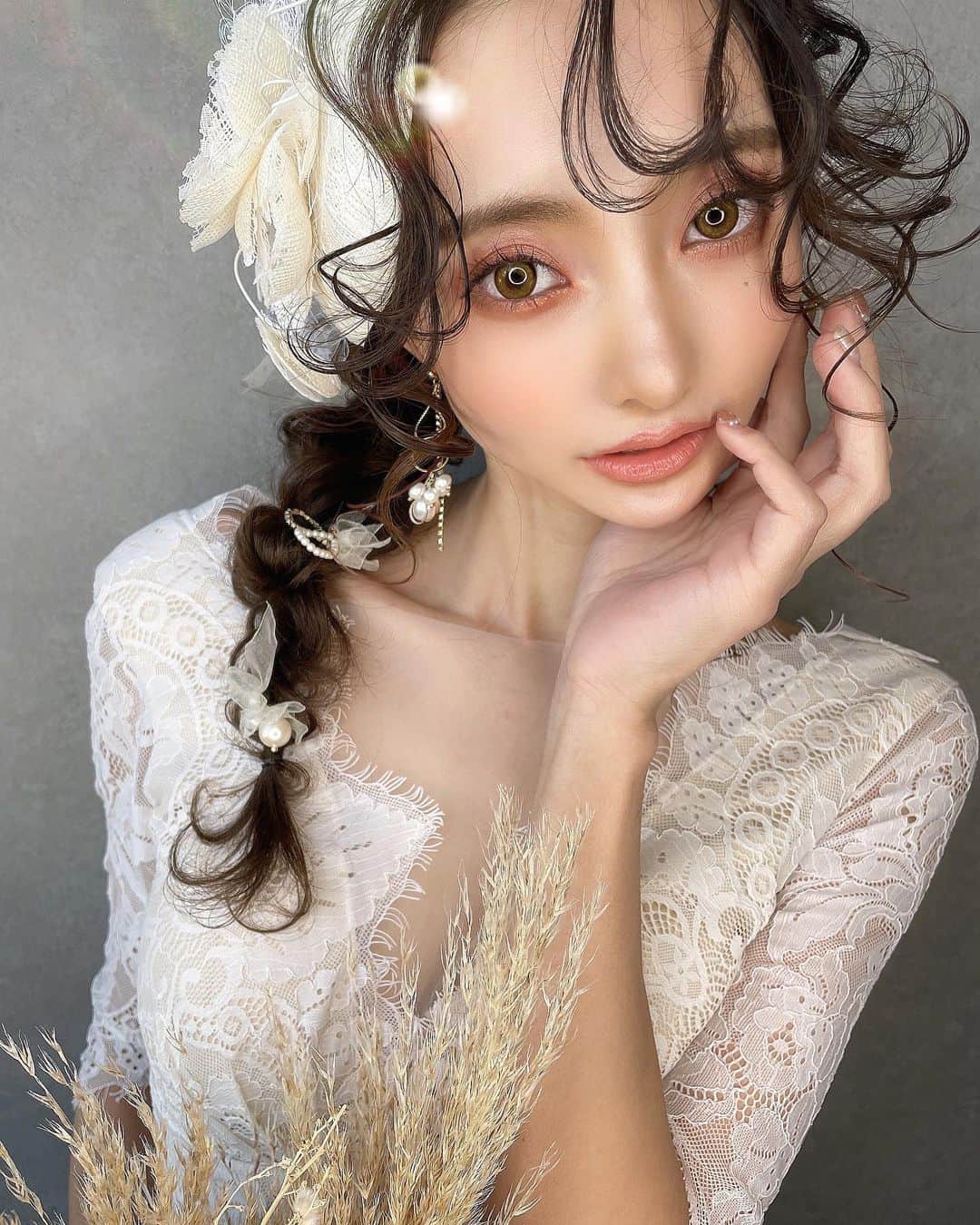 堀井大輔のインスタグラム：「・ ・ 編みおろし ・ 毛先は外にはねさせたほうがバランス とりやすいです ・ ・ 𝑚𝑜𝑑𝑒𝑙 @momoko_takasaki  ℎ𝑎𝑖𝑟/𝑝ℎ𝑜𝑡𝑜 @daisuke_5511  ℎ𝑎𝑖𝑟 𝑎𝑐𝑐𝑒𝑠𝑠𝑜𝑟𝑦 @laralaura73  𝑒𝑎𝑟𝑟𝑖𝑛𝑔 @saki_felice  𝑏𝑜𝑢𝑞𝑢𝑒𝑡 @bebu_flower  ・ ・  #クラウンヘアー#天白区#名古屋 #名古屋美容師 #美容師 #ヘアセット#セット#ヘアアレンジ #プレ花嫁 #作品撮り #ウェディングドレス #ホリーマジック #ホリージョ撮影 #ホリージョ #2021秋婚 #2021春婚 #2021夏婚 #全国のプレ花嫁さんと繋がりたい #ウェディングニュース #コテ巻き #巻き髪 #ゼクシィ2021 #アップスタイル #まとめ髪 #おだんご #編みおろし #Dressy花嫁 #プラコレ ￼ 	◦」