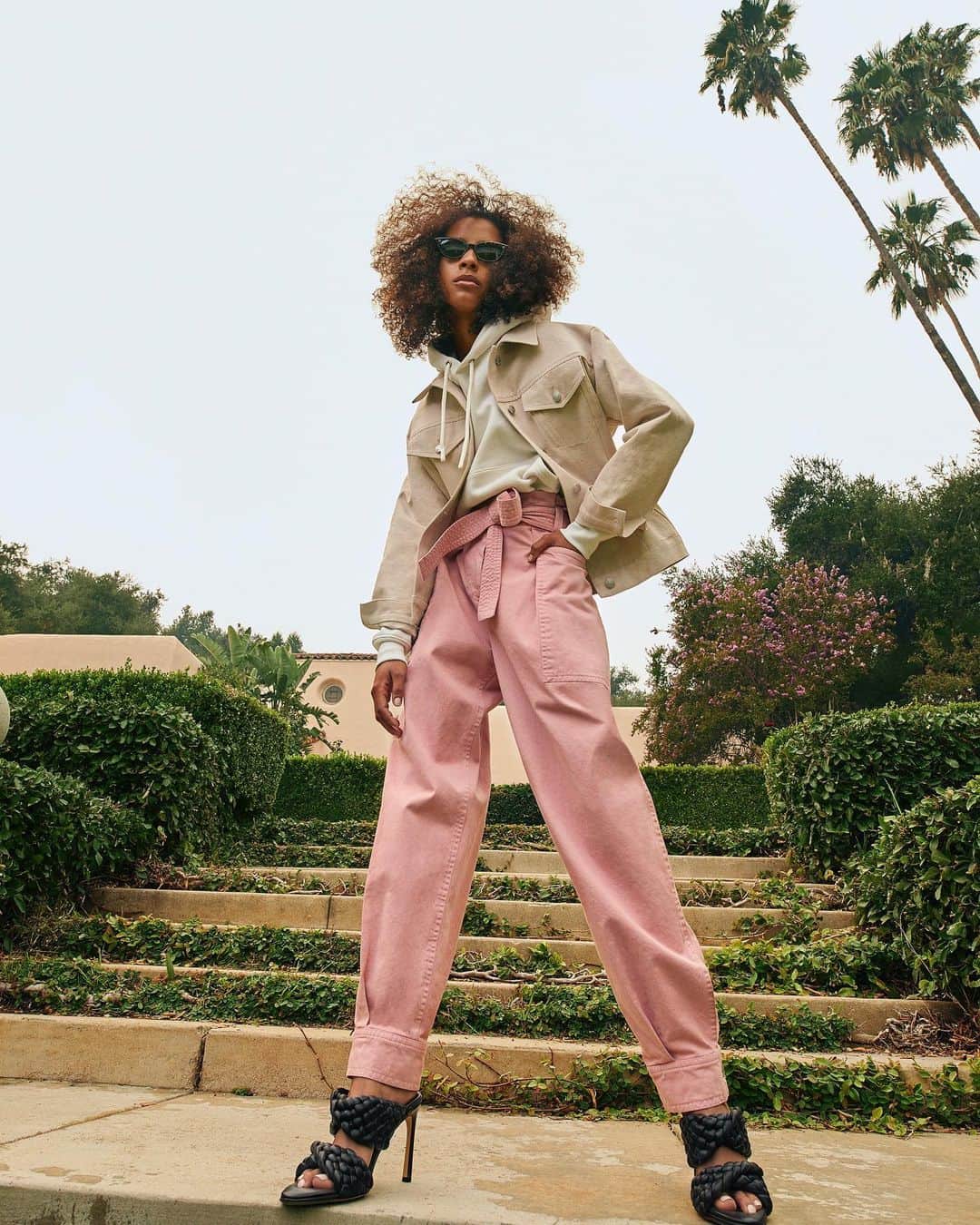 エーエルシーのインスタグラム：「Replace your go-to denim with something a little more unexpected. Like our Cobolt Pant with it’s roomy, exaggerated peg silhouette in a dusty, hyacinth hue.」