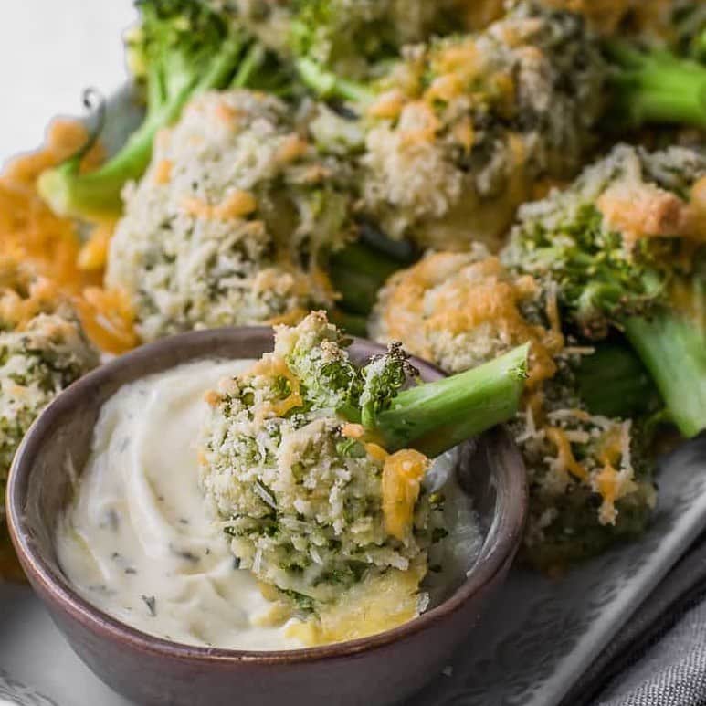 Sharing Healthy Snack Ideasのインスタグラム：「Parmesan baked broccoli for game day!  Recipe link in our bio @befitsnacks」