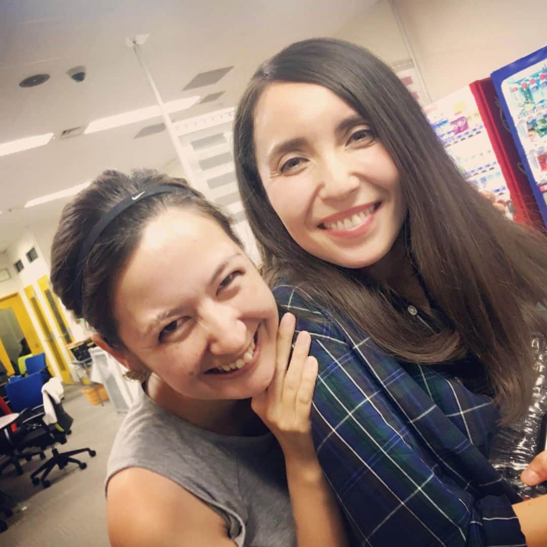 イレーネのインスタグラム：「25年以上のお付き合い... ふふふ . stand.fmのThe Pantry最新回は 【日本語褒めてくれてありがと】です😂 . 急遽ゲストにAvocado Boysボーカルの @lena_avocadoboys をお迎えして、ハーフとして日本で、愛知で生まれ育った私たちの日常をあーだこーだダラダラ喋ってます😛プロフィールのリンクから是非😘 . ひとことでハーフと言っても色んな人がいて、色んな考え方があるので、代弁するわけではもちろんなくあくまでも私たちの経験や思いに基づいています。 . マスクしながら @shokudobateria さんの一角でゲリラ的に録らせていただいたので音声少しお聞きぐるしくなってますが、その感じも楽しんで聴いてくれたら嬉しいな😆　バテリアさんありがとう😍いつもご飯最高に美味しい😍 . 捉えようによってはシリアスな話なのかもしれないけれど、私たちは38年生きてきてもうだいぶ慣れた、というかハーフのプロなのでそんな自分たちが大好きです🤣 . みんな @avocado_boys の音楽もよろしくね  #ハーフ #愛知県  #名古屋  #外国人 #日本語 #shokudobateria  #バテリア  #thepantry #standfm #スタンドエフエム  #avocadoboys」