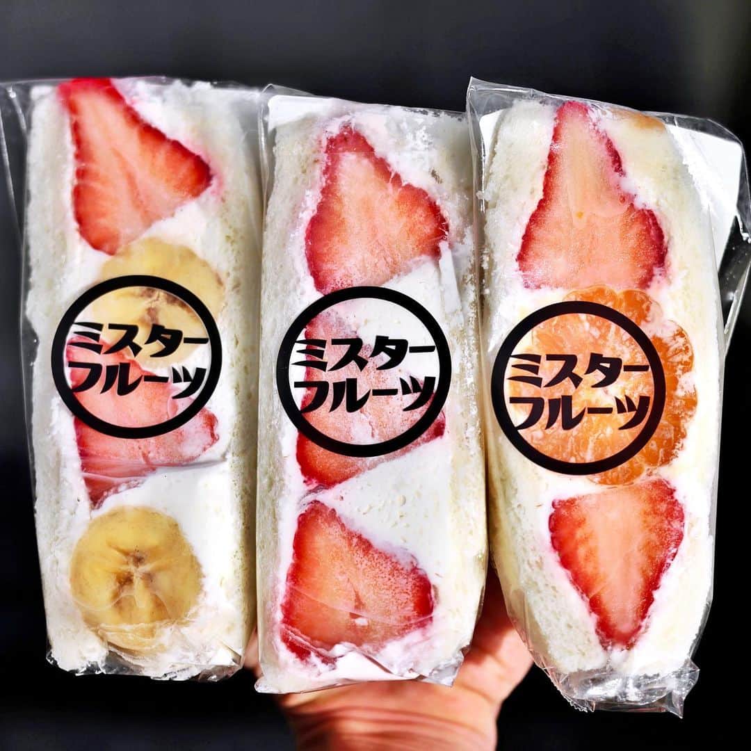 きょん。さんのインスタグラム写真 - (きょん。Instagram)「.  .  Mr.Fruit  食べ進めるほど どんどんフルーツが 飛び出て来る フルーツサンドを提供する @mr.fruit_kobe 。  Mr.ってネーミングに "フルーツサンドなら任せとけ!”感 溢れ出てるけど、 偽りなかった…。  #ミスターフルーツ #japanesesweets #mrfruit」2月4日 8時45分 - kyon_tokiiro