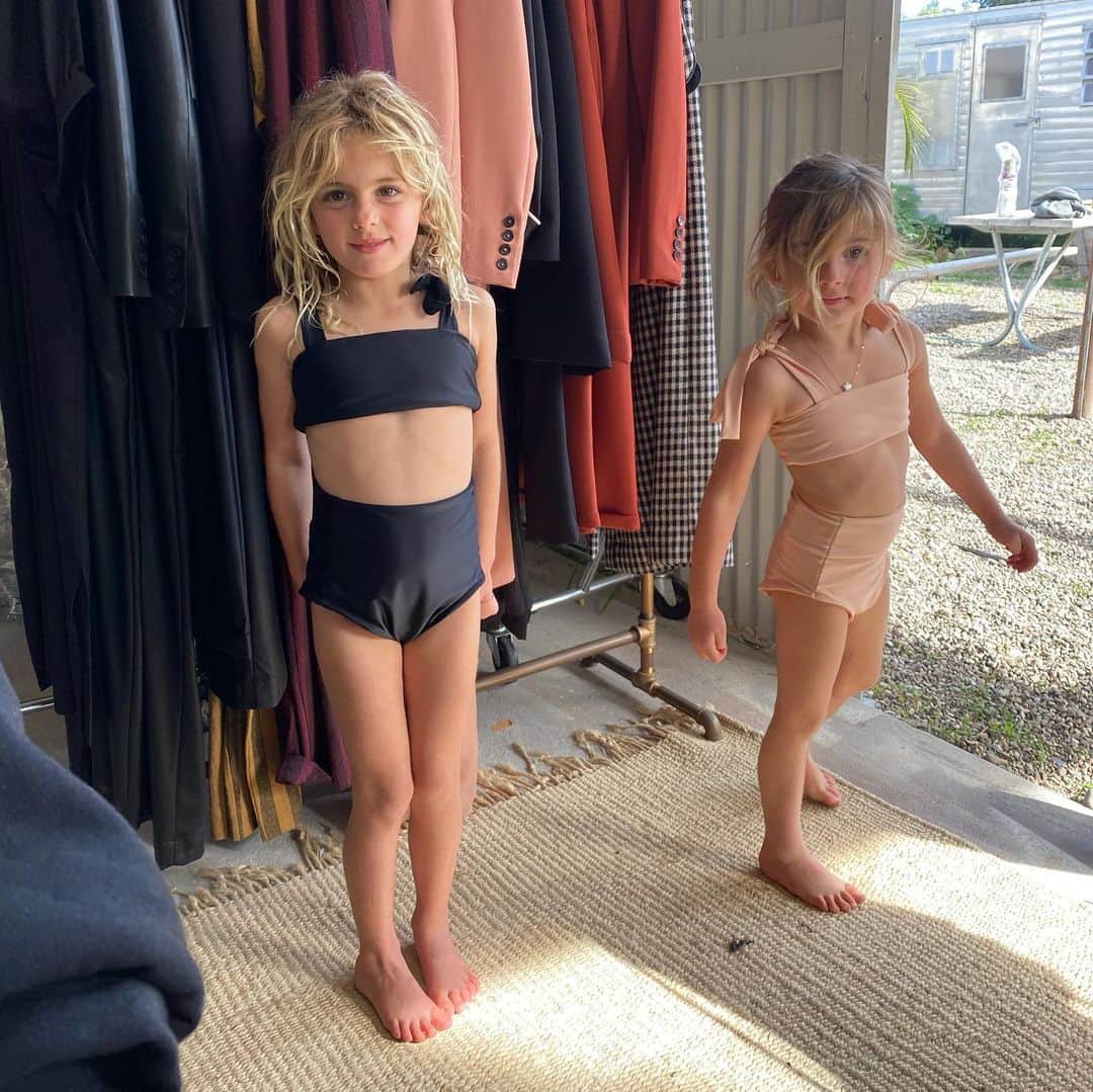 ハイディメリックのインスタグラム：「Fitting the girls swim 🤍 HEIDIMERRICK.com」