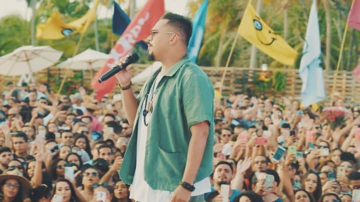 Sorriso Marotoのインスタグラム：「A.M.A - volume 04, vem aí! E se você é do time das românticas do Sorriso Maroto, com certeza vai cantar as músicas novas com a gente! 😍 05/02, lançamento em todas as plataformas de música.   Faça o pré-save do álbum! (link nos stories)  #SorrisoMarotoAMA」