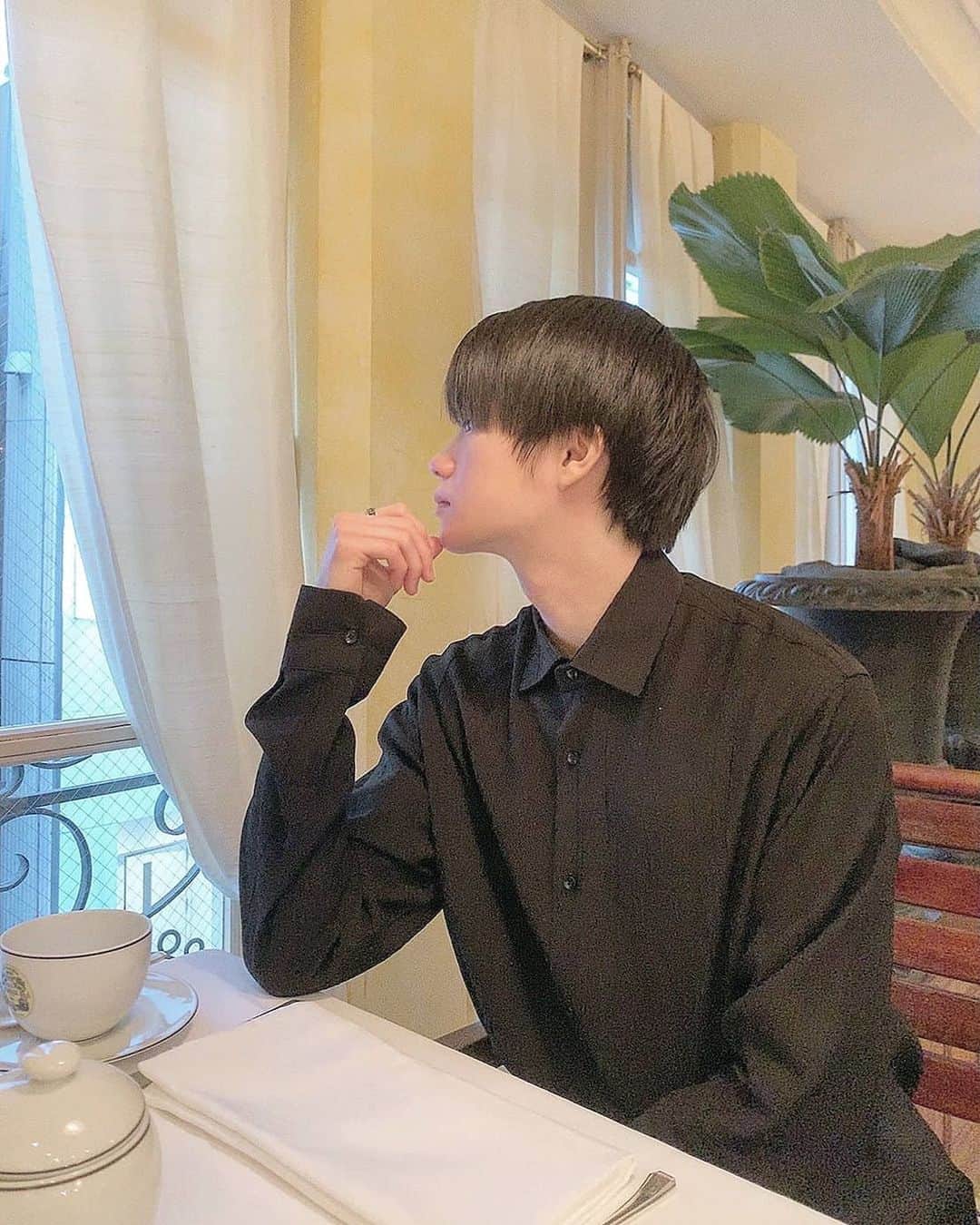 外山将平のインスタグラム：「本日も頑張りましょう💪  早寝早起きしました 今日は朝から演技づくしです 楽しみ。  #おはようございます#俳優#外山将平#fashion#今日の外山#写真#韓国#韓国ファッション#リヴァイ#お家時間#ブラックコーデ#カフェ休憩」
