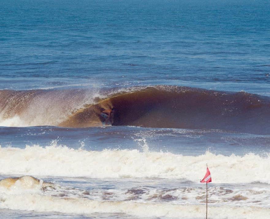 ミグエル・プッポのインスタグラム：「🍫 barrels (🎥: @brunozanin_ ) @surfview_brasil  #surfallday #chocolatebarrels @surfnaguarda」