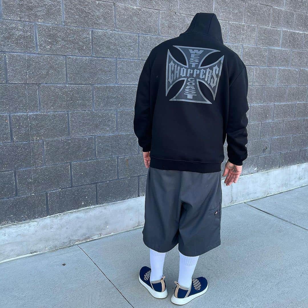 ウエストコーストチョッパーズのインスタグラム：「Have you checked out the NEW West Coast Choppers Hoodies??  -Heavy Duty Extra Thick. Won’t shrivel up in the wash.  -Deep Hood for Big Heads  -Thick ASS Cuffs like old school Champion Hoodies.  -Embroidered Logos front and back.  -Four cool colors  Available NOW on:  www.westcoastchoppers.com  Or click Link in the BIO👉🏼  (yes I dress like this to the gym)」