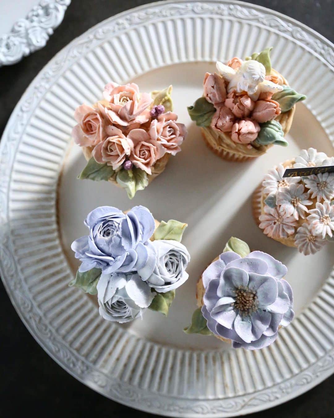 청담 수케이크 (atelier soo)さんのインスタグラム写真 - (청담 수케이크 (atelier soo)Instagram)「ㅡ 머리로하는기억보다 중요한게 근육기억 ⚜️ 머리로알겠는데 손이안되는건 손재주의문제가아닌 근육기억이 그만큼 쌓이지않았기때문인것같다. 근육기억이 쌓이면 애쓰지않아도 손이 절로움직이는데 그때가되면 진짜내것이된게아닐까 공방선생님.두분을만나고 들었던 생각 모든실력의향상은 결국기본 ㅡ #flower #cake #flowercake #partycake #birthday #bouquet #buttercream #baking #wilton #weddingcake #peony ㅡ www.soocake.com」2月4日 8時59分 - soocake_ully