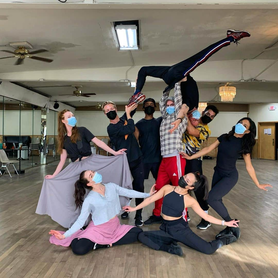 アダム・シャンクマンのインスタグラム：「Today was a real lift for me in #disenchanted dance rehearsal !  And yea, that’s me upside down.... #maskup  #safetydance  @disneyplus」