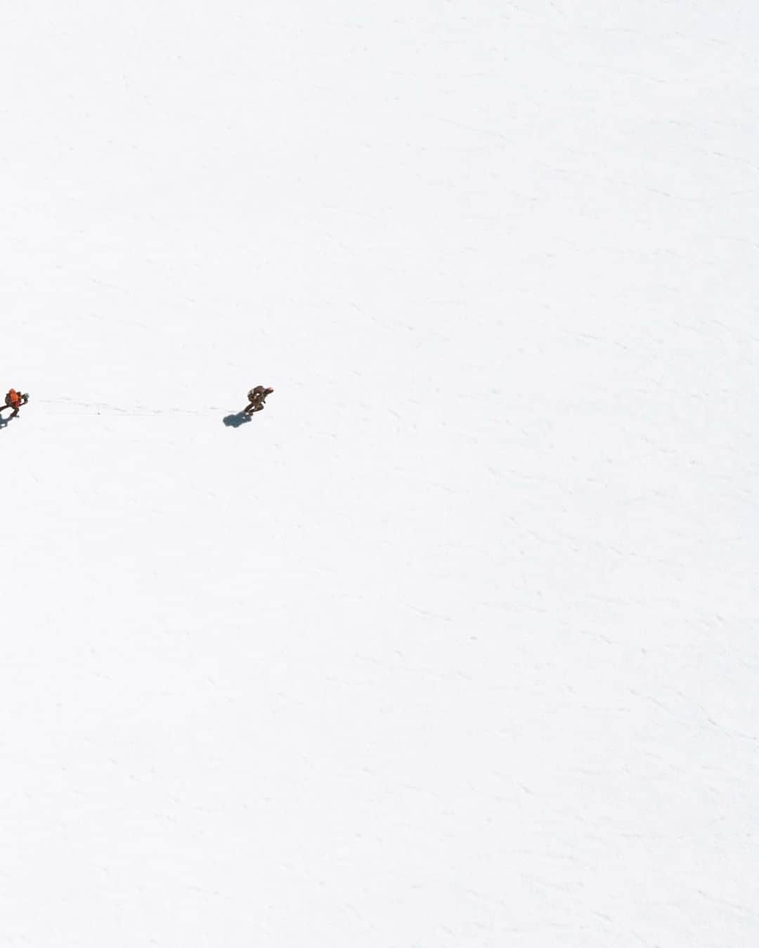 マイケル・ドーソンのインスタグラム：「Crossing the Ice - I love this shot from a recent trip / brutal mission into the backcountry. Full image in profile   #icecap #travel #dji #nz #exploremore #nzphotographer #shoot #r5」