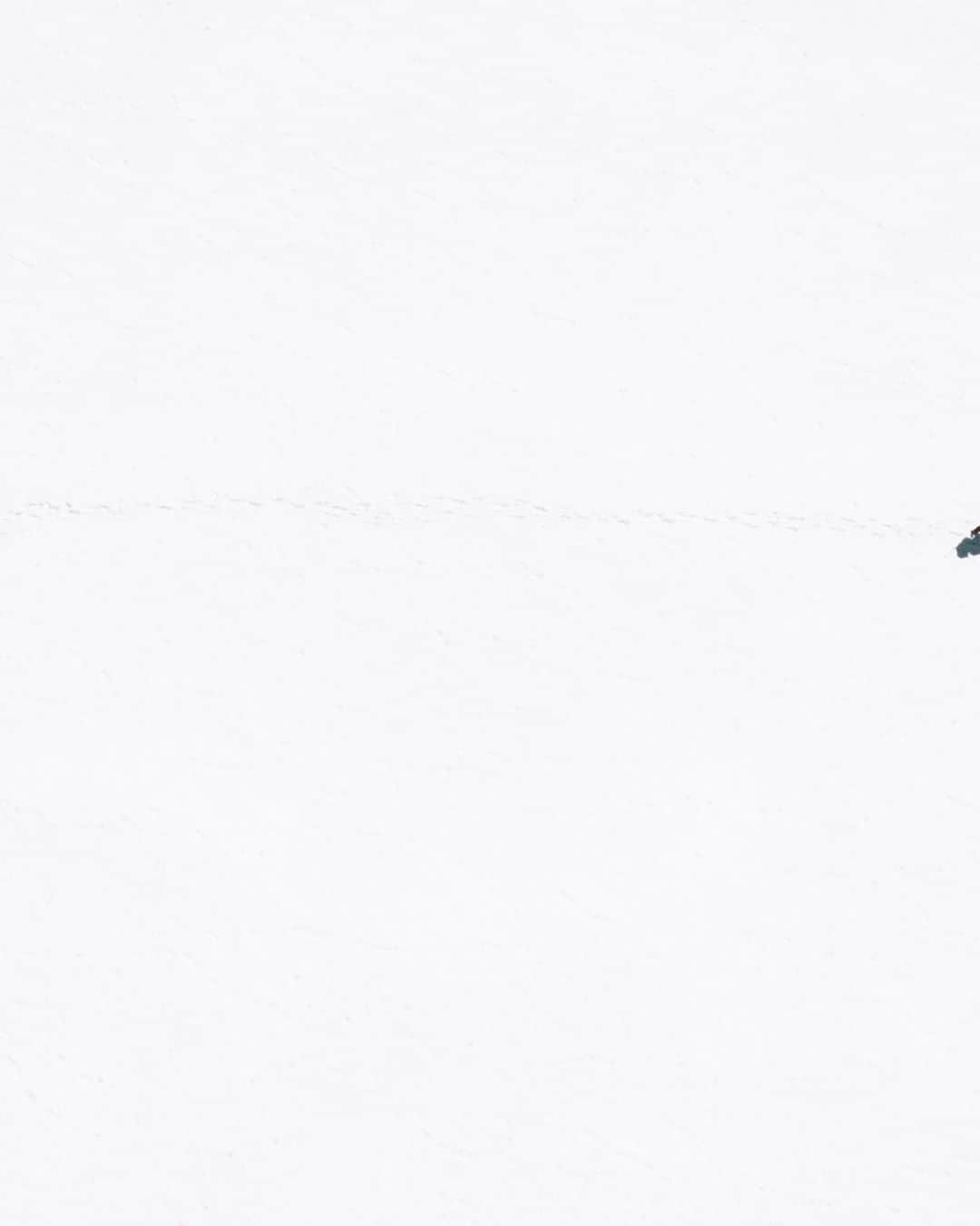 マイケル・ドーソンさんのインスタグラム写真 - (マイケル・ドーソンInstagram)「Crossing the Ice - I love this shot from a recent trip / brutal mission into the backcountry. Full image in profile   #icecap #travel #dji #nz #exploremore #nzphotographer #shoot #r5」2月4日 9時04分 - mrmikedawson