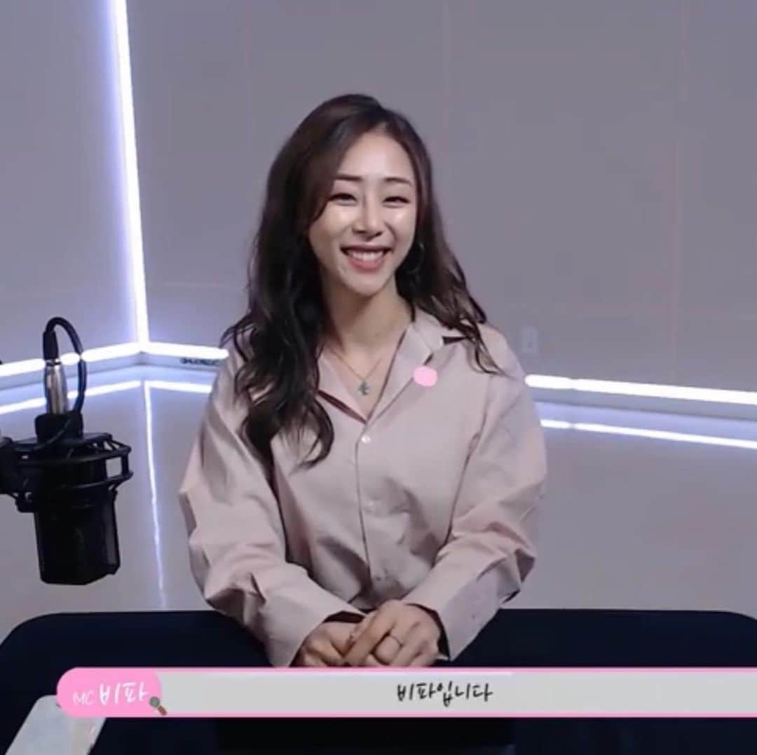 ピパ のインスタグラム：「표정이 많은 편ㅋㅋ  #유투브 #보이는라디오 #비파의하이텐션 #이번주게스트 #노래하는베짱이」
