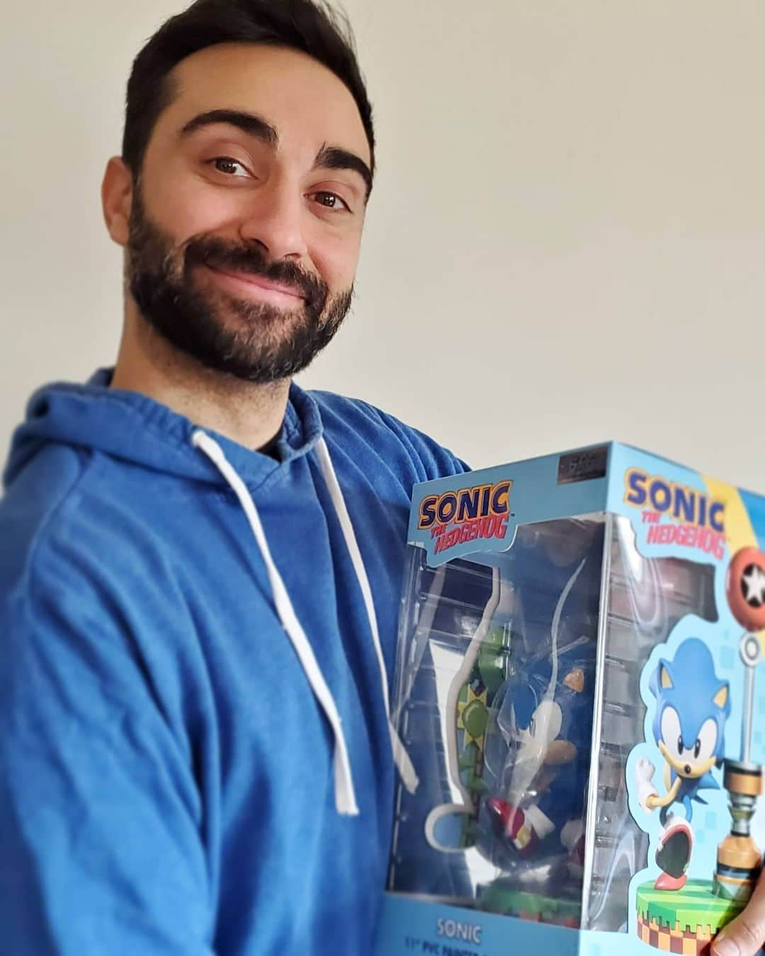 リー・マジャブのインスタグラム：「Proud papa!  💙  Thank you @first4figures @sega & @sonicthehedgehog for this lovely gift.  #SonicMovie #SonicTheHedgehog」