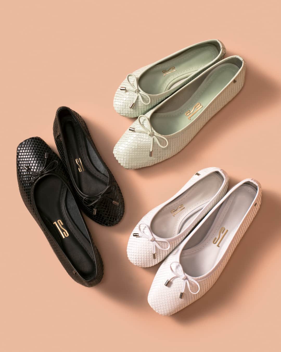 Santa Lollaのインスタグラム：「A sapatilha estilo bailarina fica mais moderna na paleta em tons suaves e com o acabamento snake print. [ DE: R$199,90 POR: R$99,90 ] #santalollaverao21 #newin #fashiontextures #animalprint #candycolor #pointedflats ⠀ *Liquidação não cumulativa com outros descontos, válida nas lojas físicas e online para produtos selecionados do Verão 2021. Os descontos podem variar de loja a loja, clique no link da bio e consulte na sua SL de preferência a participação nesta promoção e a disponibilidade de estoque.」