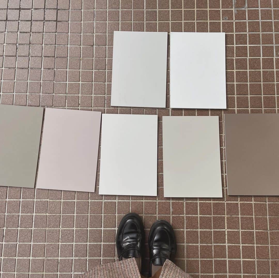 yuiのインスタグラム：「love F&B colours🤍 建具やキッチンの扉は全て塗装です◎ 何十年も暮らしてたらきっといつか飽きるだろうから、また好きな色に塗り替えたりできるのも醍醐味。 キズや経年でペイントが剥がれて下地の色がチラッと見えたりして、アンティークな風合いに育てていくのが理想💭(そんな上手くいくかな😂)」