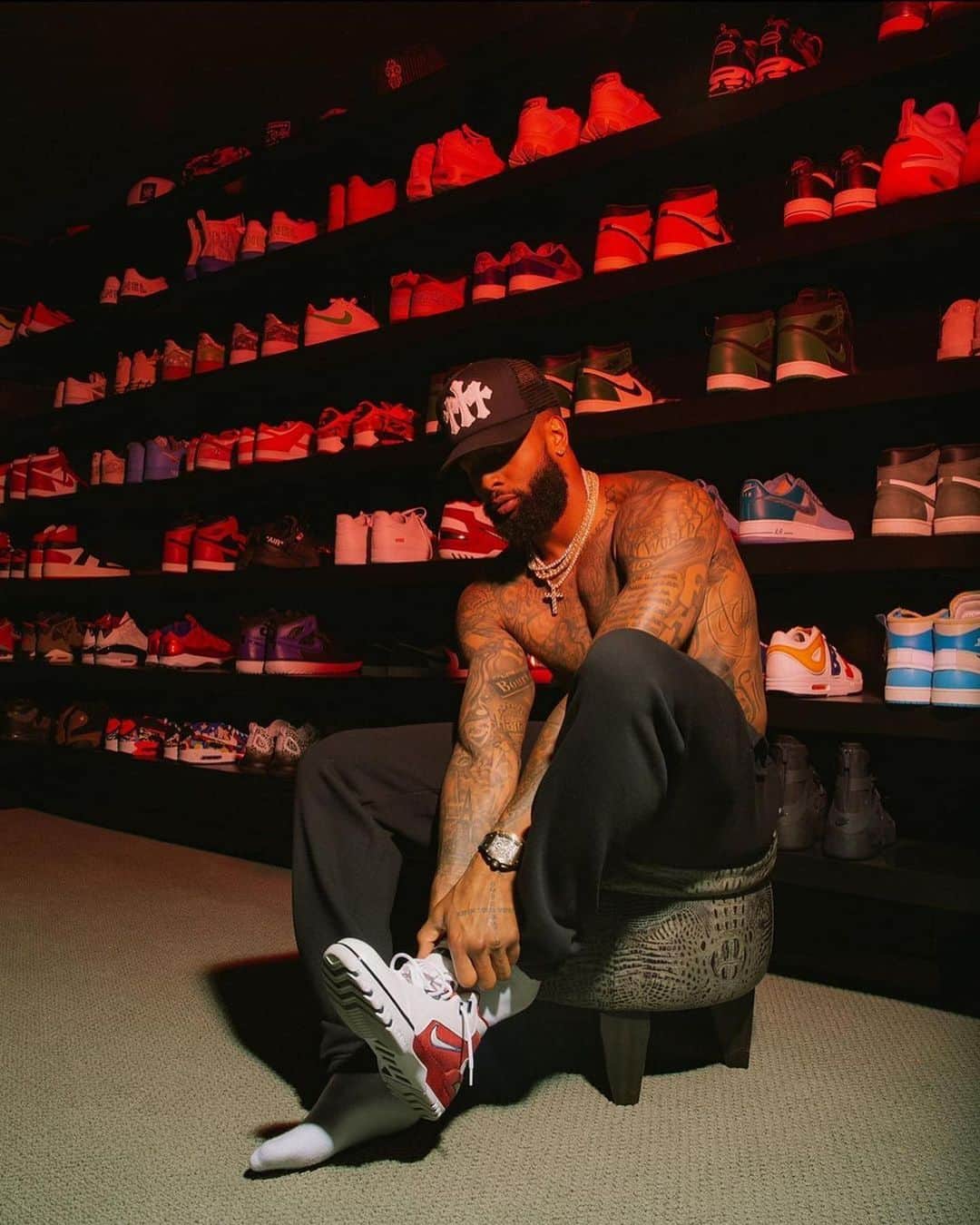 のインスタグラム：「OBJ chillin’ in his sneaker ROOM. 🔥 @nicekicksgridiron」