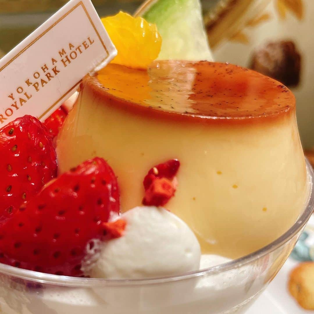 のインスタグラム：「横浜ロイヤルパークホテルさんの いちごプリンアラモード🍓🍮 いちごクレープでございます〜  @yokohamaroyalparkhotel   見て見て♡やーん💕 プリンがたっぷんたっぷん😂💓 ボリューミー💓💓💓  フレッシュないちご、メロンとともにぷるぷるが嬉しい  ２つともテイクアウトできるようになりました。ケースに入っているからお持ち帰りしやすいです♪ ホテル1階「コフレ」にて販売中〜  他にもいちごケーキやチョコ、パンもございます♡  おうちカフェに重宝😊💓充実しますよ〜♪  #横浜ロイヤルパークホテル#ホテルスイーツ#プリン#クレープ#コフレ Thank you for inviting me @yokohamaroyalparkhotel  #モンブランの世界#栗#和栗#栗スイーツ#モンブラン#里井真由美#里井ワグリーナ真由美#ワグリーナ#ワグリーナ真由美#japan#mayumisatoi#アフタヌーンティー#零食#さといいね#스위트#ありが糖運動#まゆログ#甜食#着物#フードジャーナリスト里井真由美#kimono#kimonostyle」
