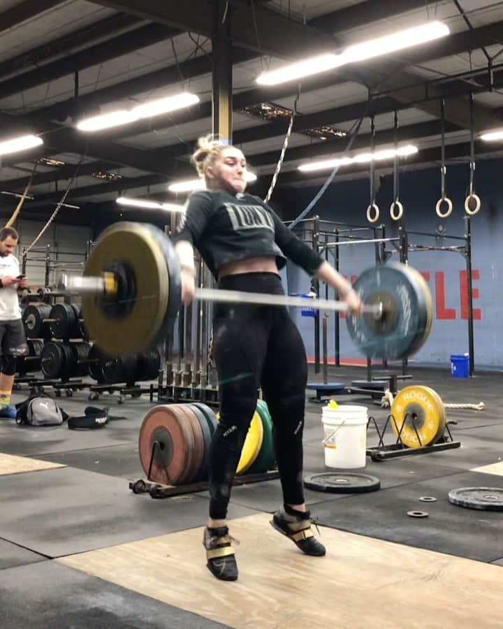 マッティ・ロジャーズのインスタグラム：「Just “mmm uhhh”-ing my way through one of the toughest Wednesday morning sessions in a while. Happy to be breaking back into the 100s/120s again, even if it is for a million snatches & rough complexes. Slowly but surely!   SIDE NOTE, new drop tomorrow at 8pm EST. Don’t say I didn’t warn ya 🙃   @roguefitness @2poodperformance」