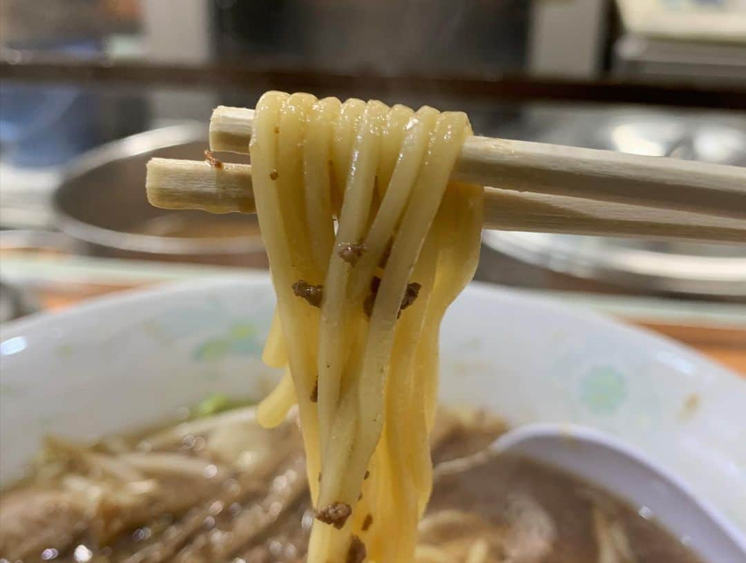 SUSURUさんのインスタグラム写真 - (SUSURUInstagram)「丸福＠荻窪 ワンタン麺 荻窪ラーメン御三家の一角を担う名店へGO。 少林寺木人拳の使い手・柄本佑さんからおすすめをいただき行ってきました。 キレのある鶏ガラ醤油味のスープが美味い🍜 肉の旨味ギュッと詰まったワンタンもジュシでウマでした。 #susuru_tv #丸福 #荻窪 #東京 #ワンタン麺 #うまい  #ラーメン #らーめん #ramen #ラーメン部 #ramennoodles #毎日ラーメン生活 #麺スタグラム #japaneseramen #japanramen #foodstagram #foodie #noodles #instanoodle #instaramen #instafood #susururecommended #東京ラーメン #荻窪ラーメン #醤油ラーメン」2月4日 9時16分 - susuru_tv