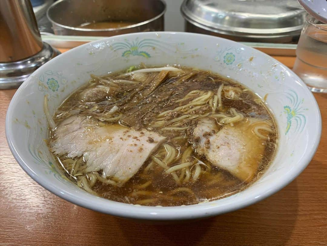 SUSURUさんのインスタグラム写真 - (SUSURUInstagram)「丸福＠荻窪 ワンタン麺 荻窪ラーメン御三家の一角を担う名店へGO。 少林寺木人拳の使い手・柄本佑さんからおすすめをいただき行ってきました。 キレのある鶏ガラ醤油味のスープが美味い🍜 肉の旨味ギュッと詰まったワンタンもジュシでウマでした。 #susuru_tv #丸福 #荻窪 #東京 #ワンタン麺 #うまい  #ラーメン #らーめん #ramen #ラーメン部 #ramennoodles #毎日ラーメン生活 #麺スタグラム #japaneseramen #japanramen #foodstagram #foodie #noodles #instanoodle #instaramen #instafood #susururecommended #東京ラーメン #荻窪ラーメン #醤油ラーメン」2月4日 9時16分 - susuru_tv