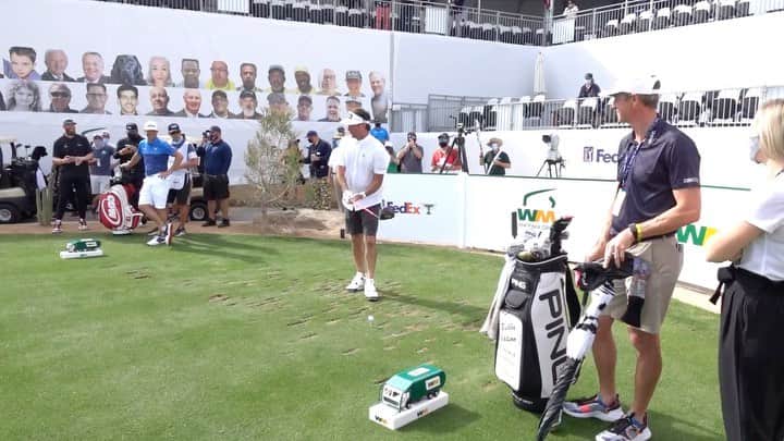 バッバ・ワトソンのインスタグラム：「That one time I hit my pink @pingtour #G425 driver on 16 at @wmphoenixopen #wmphoenixopen #greenestshow #annexusproam」