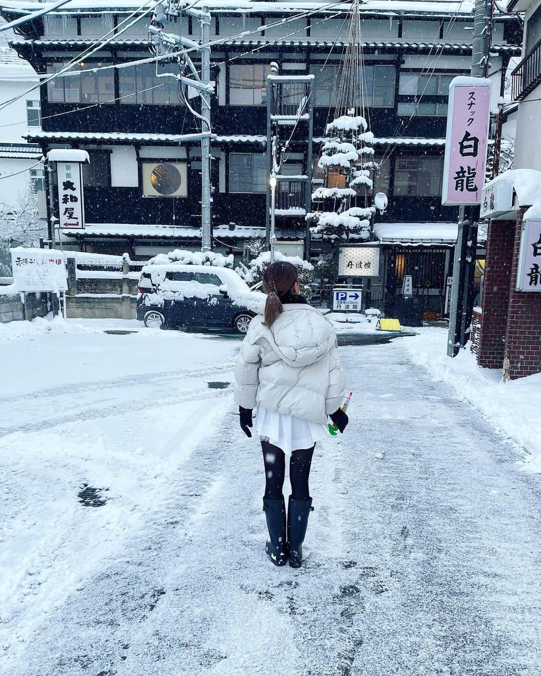 河西里音のインスタグラム：「いつかの私...♡ 寒いのは苦手だけど たまになら雪道もあり⛄❄✨ ♡ 東京はホントたまーにしか 雪見れないから雪が降ってるだけで なんだかテンション あがっちゃう⤴︎⤴︎😝✨ #february  #snow  #snowroad #winter #white  #japan #season」