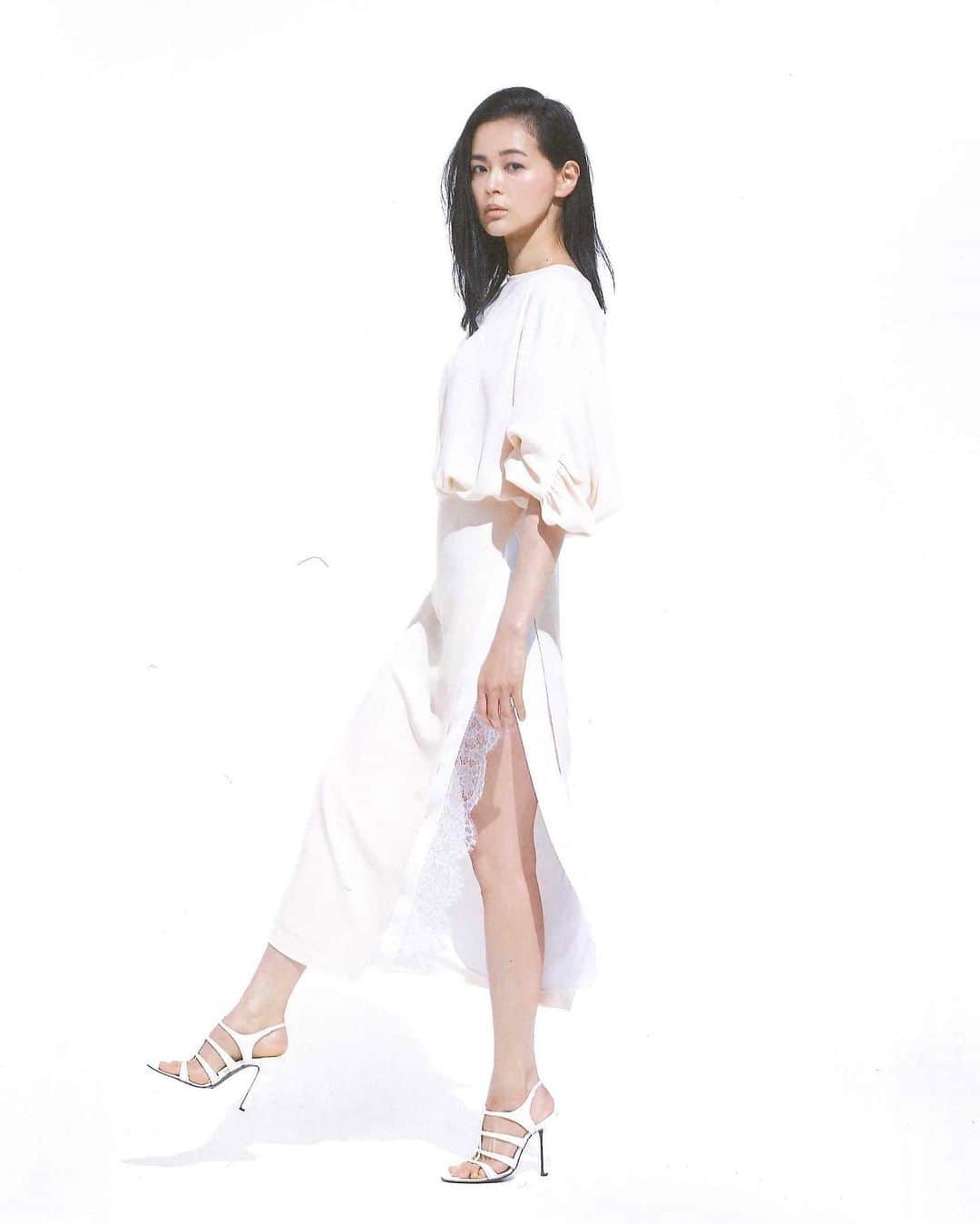 のインスタグラム：「@tomoka_kurotani  in #N21 on @androsy_tkj magazine  #黒谷友香 さん #ヌメロヴェントゥーノ  &ROSY 2021年 3月号  @numeroventuno  @iza_official  #instorenow  SHOPIZA.com  #izastagram」