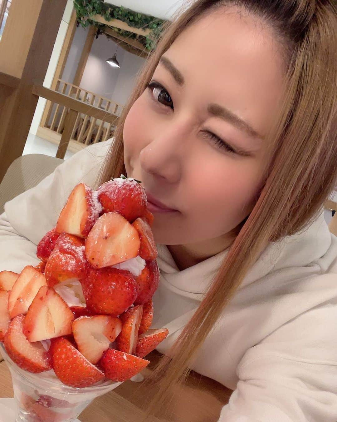 七星ジュリアさんのインスタグラム写真 - (七星ジュリアInstagram)「はむはー♡  昨日友達とパフェ食べて来たー( * ॑꒳ ॑* ) コーンフレークでかさ増ししてないやつ！！  美味しかった♡  因みに前髪命の私だが 稀に前髪上げる時がありますw  前髪上げてるのとあるのどっちが好き？  #七星じゅりあ #いちごパフェ #薄メイク #前髪上げ」2月4日 14時53分 - nanahoshi_julia15