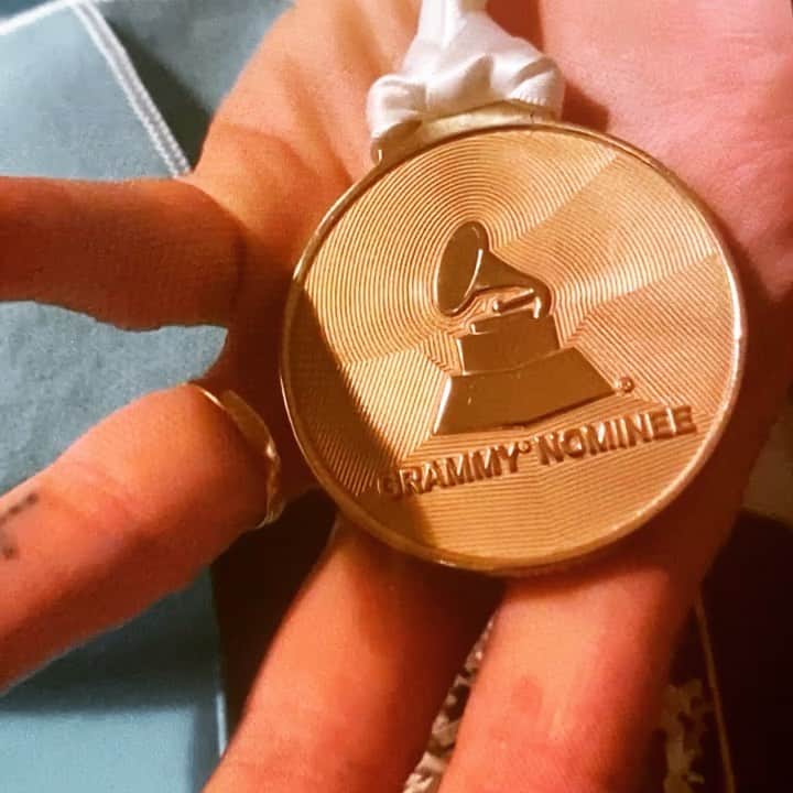 グループラブのインスタグラム：「Long distance runner, what you standing there for? Get up, get out, get out of the door  #gratefuldead #hannahhooper #grammy #grammies #grammynod」