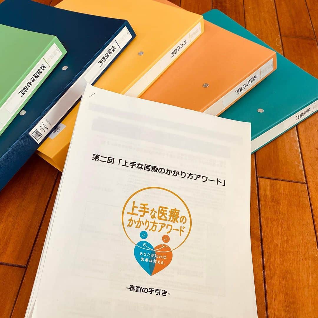 佐藤尚之のインスタグラム：「昨日は厚労省の「上手な医療のかかり方」アワードの審査だった（もちろんリモート）。  コロナ禍で注目されるようになったことではあるけれど、コロナ前からこの問題に取り組んでいて、厚労省と共にその考え方の構築にも関わってきた。  立派な取り組みであっても「伝え方」は後回しになっていたりするので、ボクみたいな医療素人もメンバーに入っている。  アワードは「上手な医療のかかり方」の啓発と普及のために創設したもの。第二回の今年はそれぞれの自治体や団体の取り組みを70件ほど読み込んでの審査だった。  コロナへの対応で精一杯の中、以前から地道に取り組んでいる団体が多く頭が下がる。でも、やはり活動の周知は全然できてない団体が多くて歯痒い思い。  とはいえ医療崩壊に対する意識はいままでになく高まっているので、厚労省は千載一遇のチャンスととらえて、予算をもっとかけて取り組んで欲しいなあと思う（コロナでその余裕がないのもわかっているのだけど）。  ……コロナで顕在化したけど、コロナ前からマジで医療崩壊寸前なのが現実だ。  #上手な医療のかかり方」