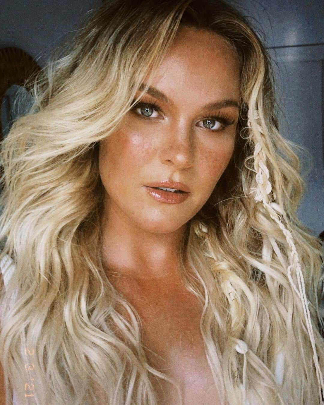 フェリシティー・パルマティアーのインスタグラム：「Island girl brought to you by @she_makeupartistry & @jodyfiannaca_hairstylist 💕」