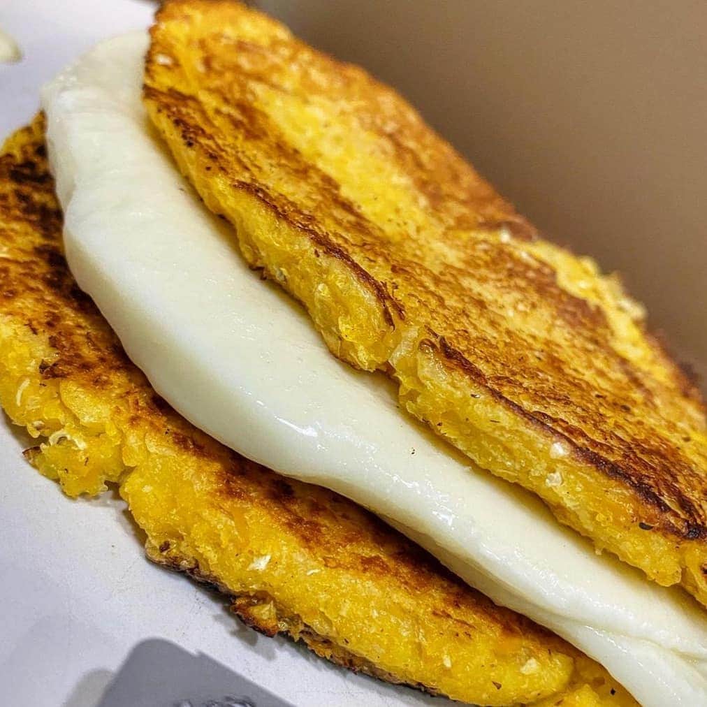 Cesar Gonzalez Cocineroのインスタグラム：「🔥Receta de Cachapas🔥 ⠀ Ingredientes:  2 tazas de Granos de Maíz tierno (de 2 a 3 mazorcas) si no tiene puede usar maíz dulce enlatado sin líquido. 1 cdta de Azúcar Un toque de Sal 1 cda de Harina Pan (se puede usar otro tipo de Harina de Maíz precocida) Mantequilla Queso de Mano o Queso fresco  Preparación:⠀ -Se coloca el Maíz y la Harina en una licuadora (batidora) hasta formar una masa gruesa y uniforme. La cantidad de Harina depende de lo tierno del Maíz. En Venezuela no se agrega Harina al Maíz, pero aquí es necesario ya que este es muy húmedo. ⠀ -Se engrasa una plancha o sartén caliente con un toque de Mantequilla. ⠀ -Con ayuda de un cucharón, se lleva la mezcla de Cachapas al sartén como si se estuvieran haciendo panquecas. ⠀ -Se cocinan unos 3 minutos a fuego medio y con ayuda de una espátula, se voltean y se dejan 2 minutos. ⠀ -Pasado 1 minuto, le colocamos el Queso de Mano. No se consigue Queso de Mano en todos lados, pero se puede usar un Queso fresco firme tipo Mozzarella. ⠀ -Luego de cerrarla, agrega Mantequilla, y deja fundir un poco el Queso. ⠀ -Sirve de inmediato y buen provecho! ⠀ Me gustaría ver cómo les va con esta preparación. Me mencionan en sus historias 👀 - - - - - - 📸: @tepizzare」