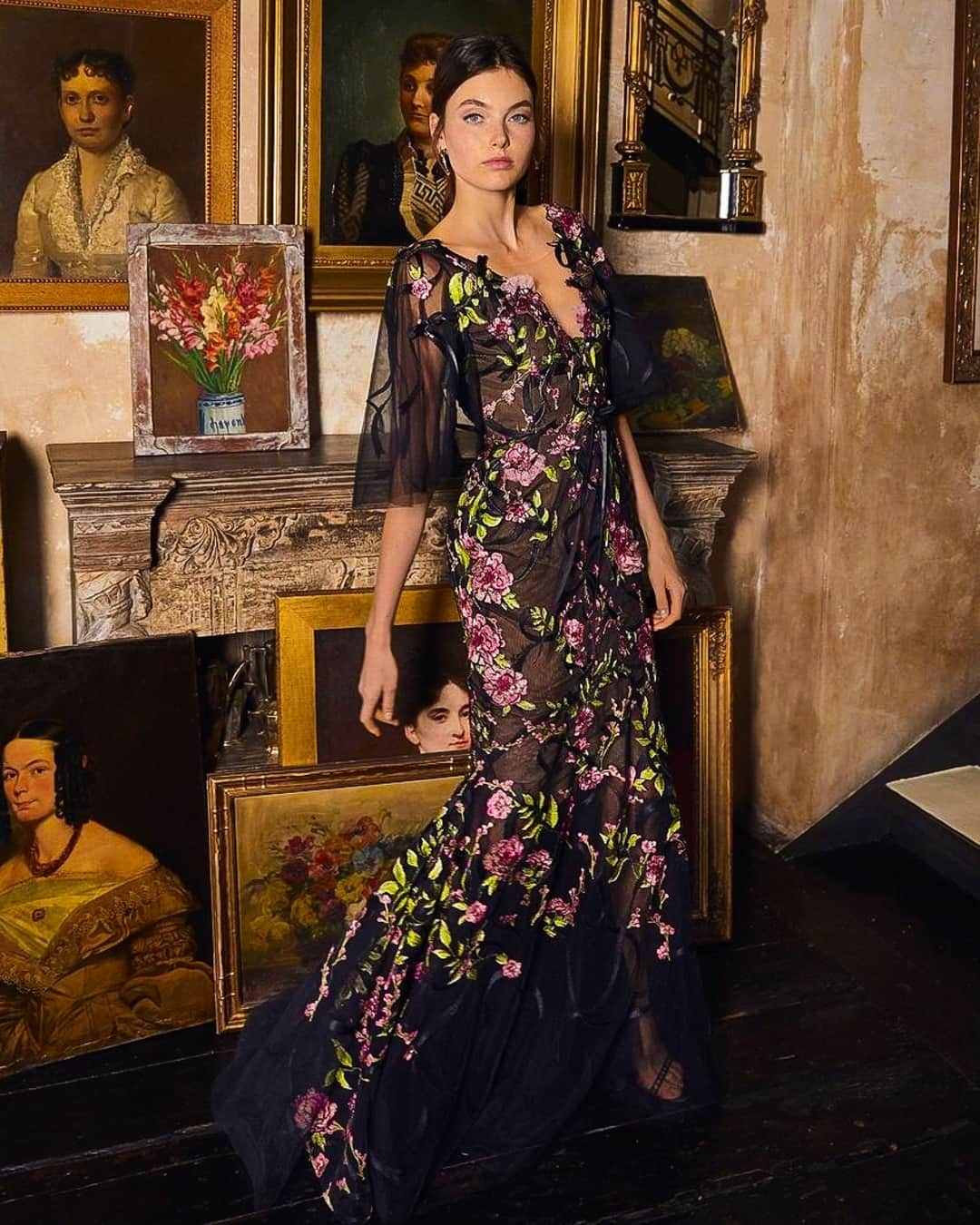 Marchesaさんのインスタグラム写真 - (MarchesaInstagram)「Rich multicolor threadwork on taffeta brings vibrant spring flowers and trickling vines in this gown from Resort 2020 Marchesa. #re20marchesa #marchesa」2月4日 9時35分 - marchesafashion