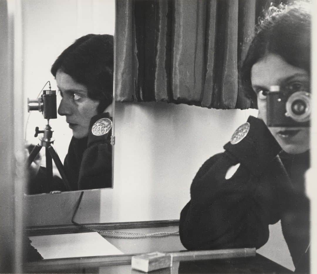 ニューヨーク近代美術館のインスタグラム：「“I felt that the camera grew an extension of my eyes and moved with me."  One of #IlseBing's best-known photographs—an illusory self-portrait taken in a mirror—seems to illustrate this feeling. The artist directs her Leica camera—and penetrating gaze—both at the viewer and at herself, reflected in the mirrors that provide profile and frontal views of her face.  The small Leica camera that Bing championed revolutionized the way photographers could shoot. When she moved to Paris in 1930, Bing established herself as a prominent avant-garde artist and commercial fashion photographer, bringing her camera with her from the Moulin Rouge to the city streets. She soon came to be known as the “Queen of the Leica.”  Learn more about Ilse Bing in our Stories and at the link in our bio.  📸 Ilse Bing, Self-Portrait in Mirrors, 1931. Gelatin silver print. © 2021 The Ilse Bing Estate / Courtesy Edwynn Houk Gallery #MoMACollection #photography #photohistory」