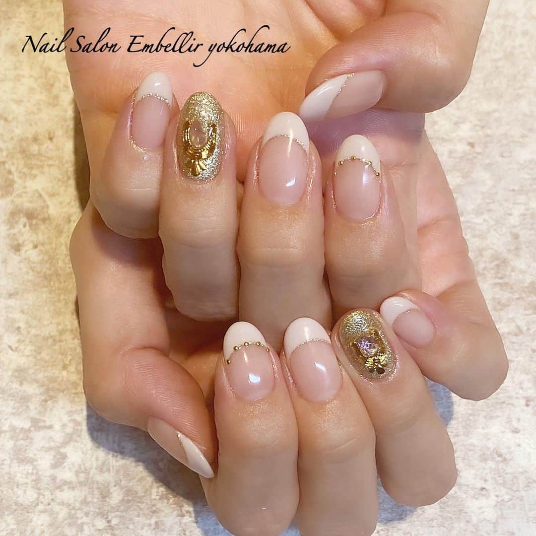 ネイルサロンembellir横浜店さんのインスタグラム写真 ネイルサロンembellir横浜店instagram Embellir横浜店です 明るいベージュのフレンチネイル 薬指にはラメの上にゴールドの大きいパーツを乗せました 定額コースのデザインは期間終了後は通常料金で