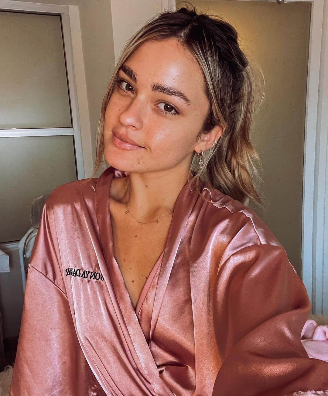 ヴェール・ゲンタのインスタグラム：「No makeup, No filter...just ME! Alright, this is gonna be cheesy but bare with me. Since I started wearing makeup in my early teens, I’ve hardly ever left my house without some sort of cover up. I’ve always felt the need to wear foundation or concealer to cover up the discoloration I have on my skin, the bags under my eyes, or the teeny tiny breakouts I get around my chin. I’m 23 and I’m finally starting to realize...nobody is looking at my under bags or the redness on my cheeks...NOBODY CARES. What people care about is how you make them feel and what kind of person you are. When somebody is beautiful, it’s because of their confidence, the way they hold themselves and most importantly the way they treat others. So this year, I’m focusing on the way I make others feel. I’m focusing on less cover up and more me. I’m gonna be beautiful from the inside out 😩🤗🤩 I wish somebody would’ve told me this when I was younger x   Shoutout to @sonyadakar for helping me feel my most confident and that’s all starting from within ✨ (and maybe some serums & face masks haha)」