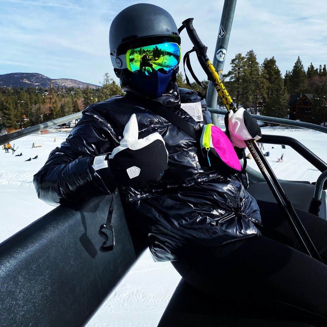 エリシャ・カスバートのインスタグラム：「Let’s go pizza!!! 🍕😜 👍🏻」