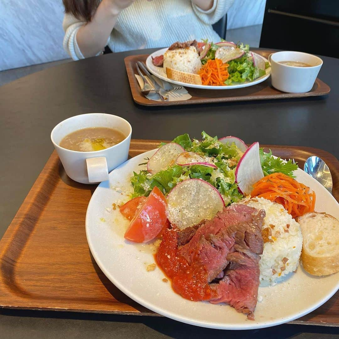 小澤楓のインスタグラム：「先日、溜池山王にある @courtesytokyo でランチをしてきました🍖🍓 . モーニングもやってるみたいなので今度モーニングにも行きたいです〜🥺 . イチゴのこれ、重そうに見えて全然重くなくてペロっと食べられてビックリしました〜🥰 . イケメン菊地さんありがとうございました〜💐 . . ランチ巡り楽しいから沢山美味しいところを紹介しますね〜🙋🏻‍♀️ . #courtesy #溜池山王ランチ #溜池山王グルメ」