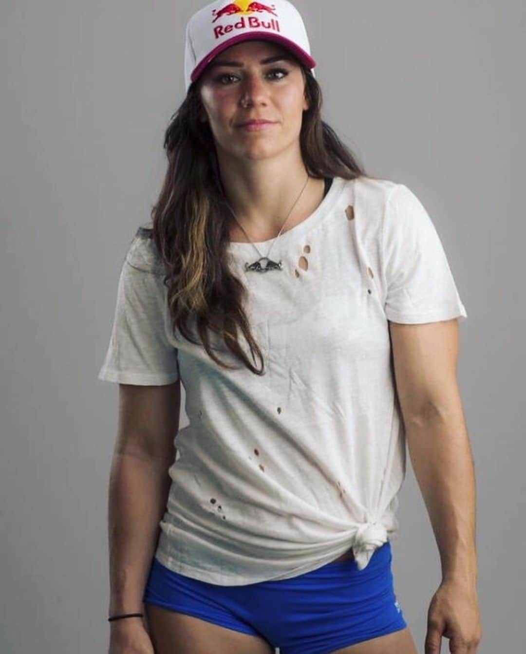 Camille Leblanc-Bazinetさんのインスタグラム写真 - (Camille Leblanc-BazinetInstagram)「⭐️Happy international Girls and Women in sports day ⭐️ @redbullusa   “ Sports has thought me more about life than I can put into words. It is my number 1 catalyst to growth in my life. From learning how to handle failure, having to look at myself in the mirror and doing some hard adjustment to facing some of my flaws and breaking down who I thought I should be and rebuilding myself into who I am   I wish everyone can have this in their life and can find  confidence and power within that growth ♥️」2月4日 9時59分 - camillelbaz